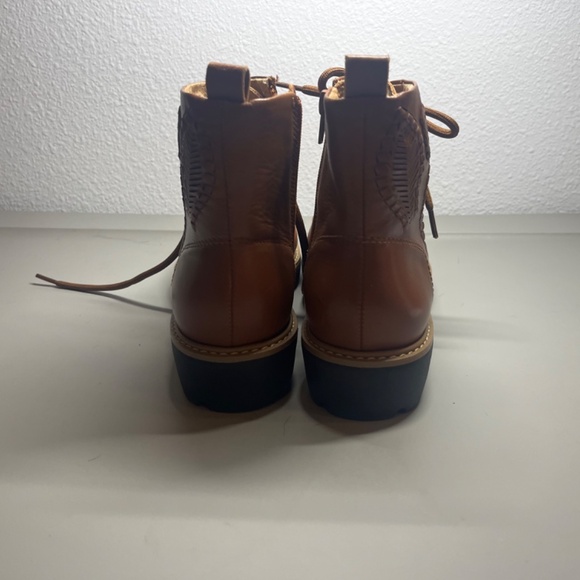 NWOB Brioso Hazel Leather Lug Sole Bootie Size 8 - Picture 5 of 6